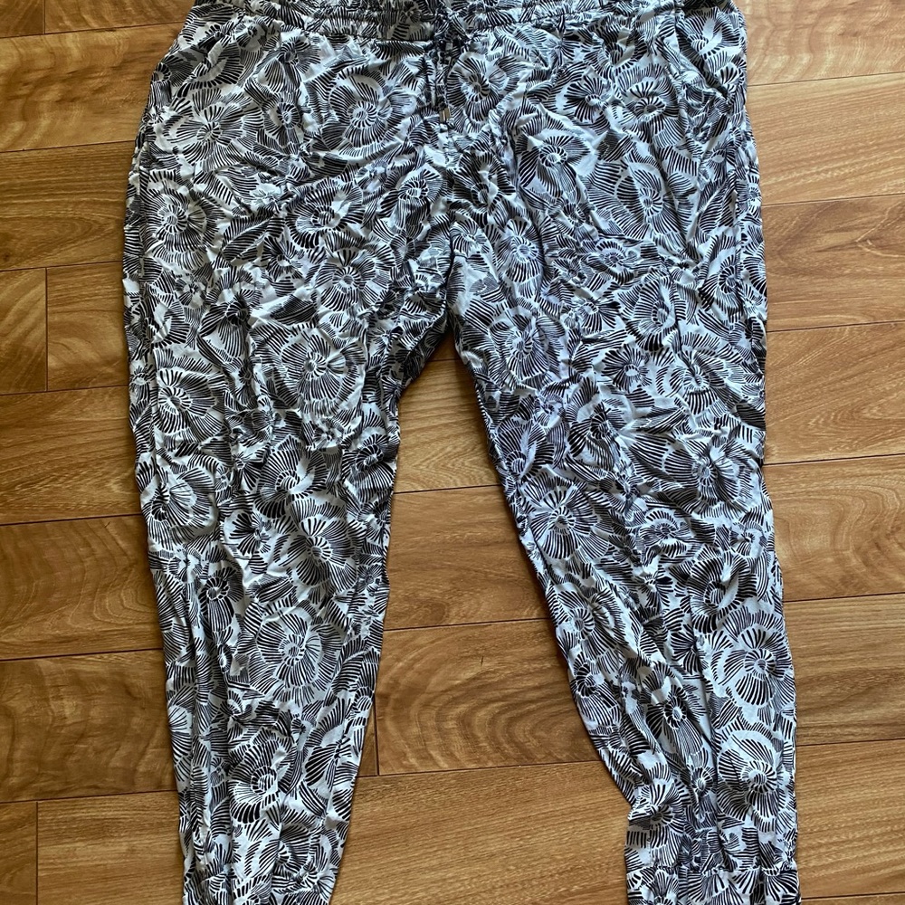 Drawstring Printed Old Navy Tapered Fit pants.